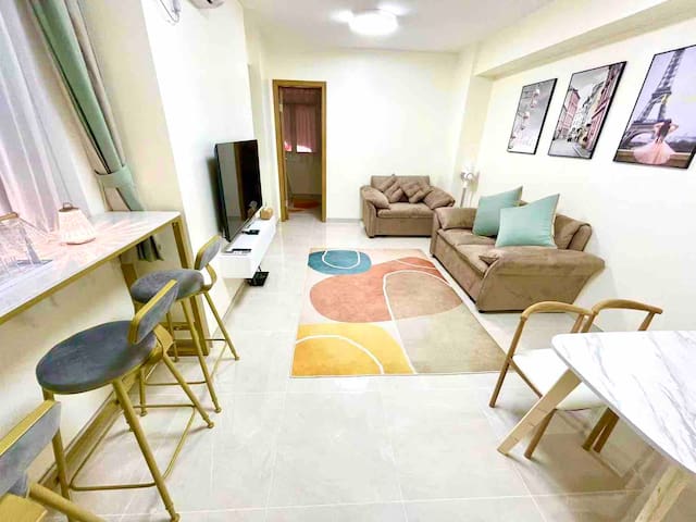 旺角奢阔3房2廳+客廳兩張大沙發床（共6床）、弥敦道正大街 ，近地铁口、适合入住6-10人