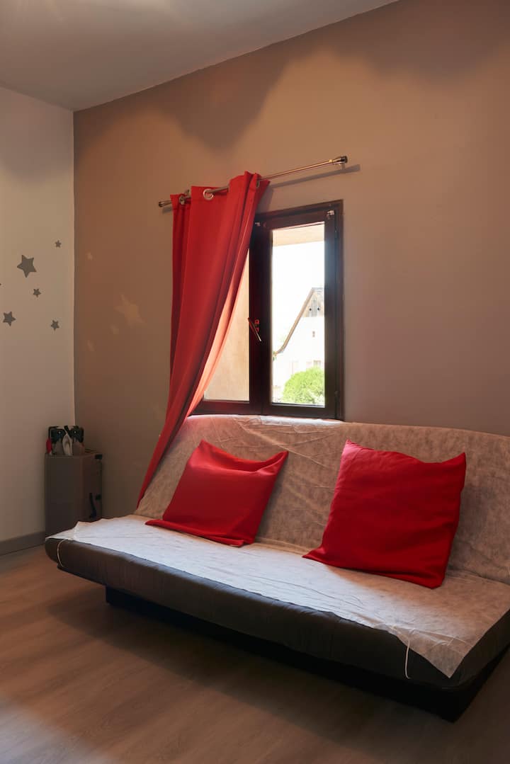 4 - та спалня, по - малка с разтегателен диван и бебешко легло.