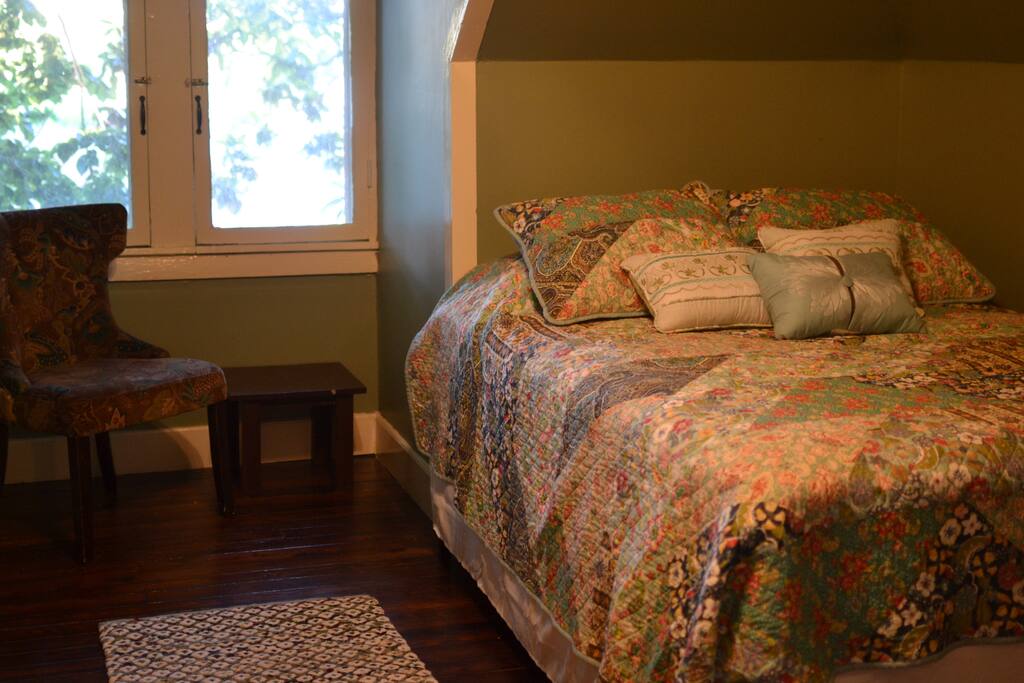 Upstairs green room (1)
