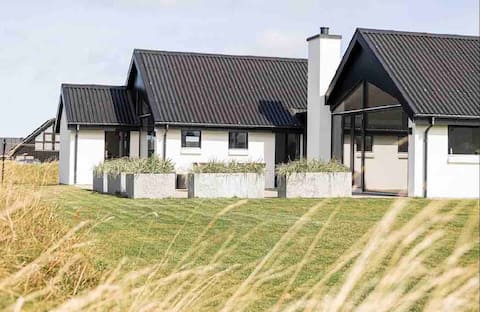 Lovely spacious cottage with sea view.