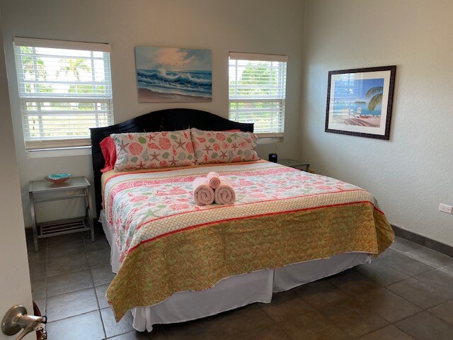 De slaapkamer heeft een zacht comfortabel kingsize bed, zodat je kunt rusten en je verfrist kunt voelen. 