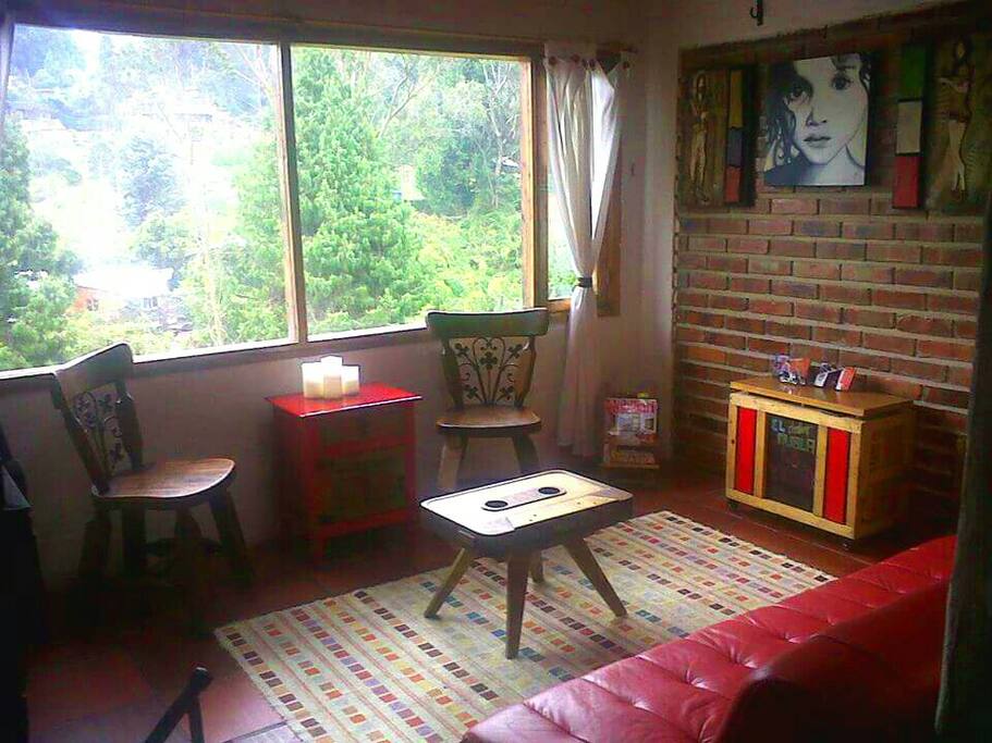 La casa tiene una decoración rústico vintage, tiene primer piso con el baño, cocina, chimenea y puerta al patio con Prado. En el segundo piso la alcoba principal y está bella sala con chimenea y escalera al altillo.