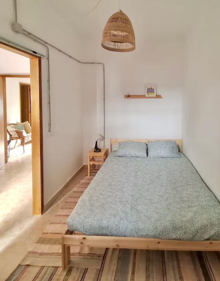 Main bedroom with double bed, confortable new mattress, bed lamp, clothes hangers and a rack to place your belongings. There is also a trunk with extra bed linen and blankets.