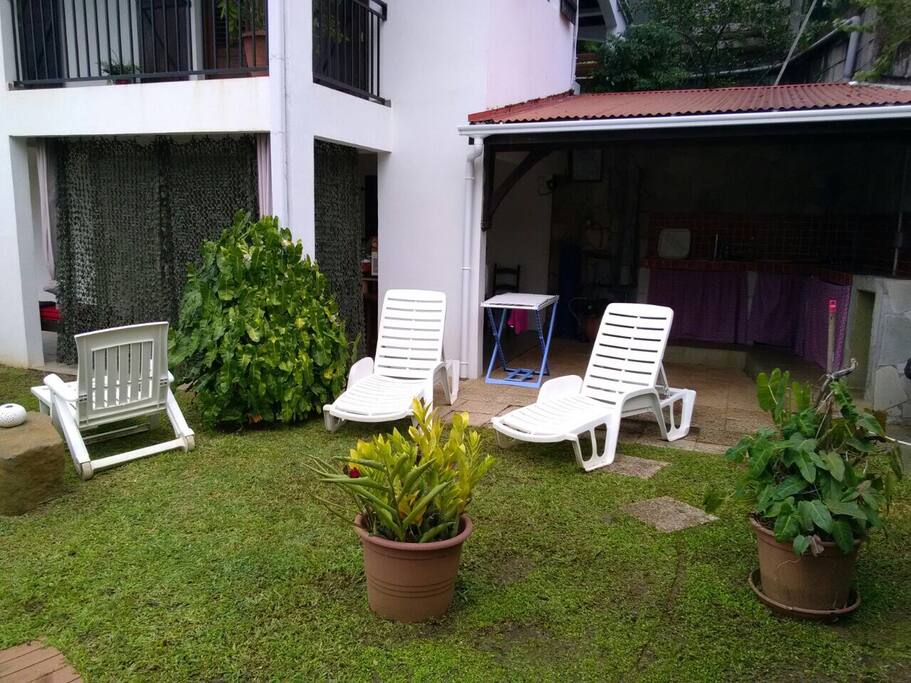 Cuisine d’été et salle à manger ouvertes sur le jardin