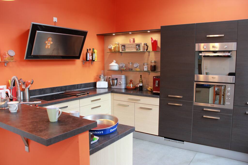 Tout équipée, four, lave vaisselle, induction, micro-onde, plancha, magimix...