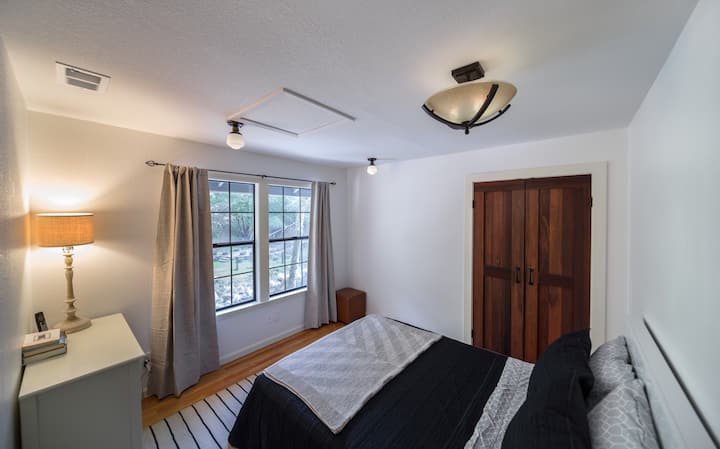 Spálňa č.3 s manželskou posteľou Queen a výhľadom na potok