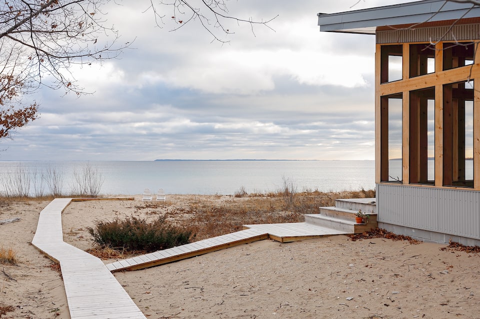 A modern beach house on Grand Traverse Bay, Northport, Michigan, United States, photo 3 of 10