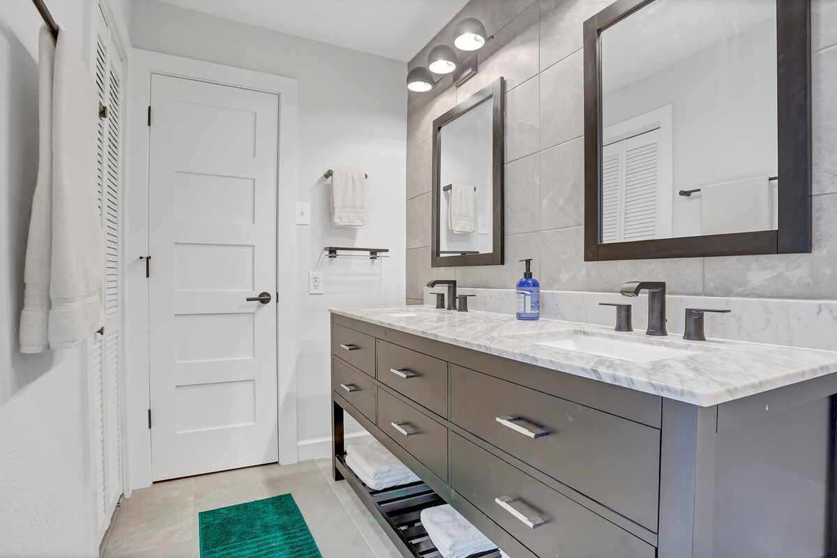 Modern Townhome Easy walk to SoCo, Pool open!