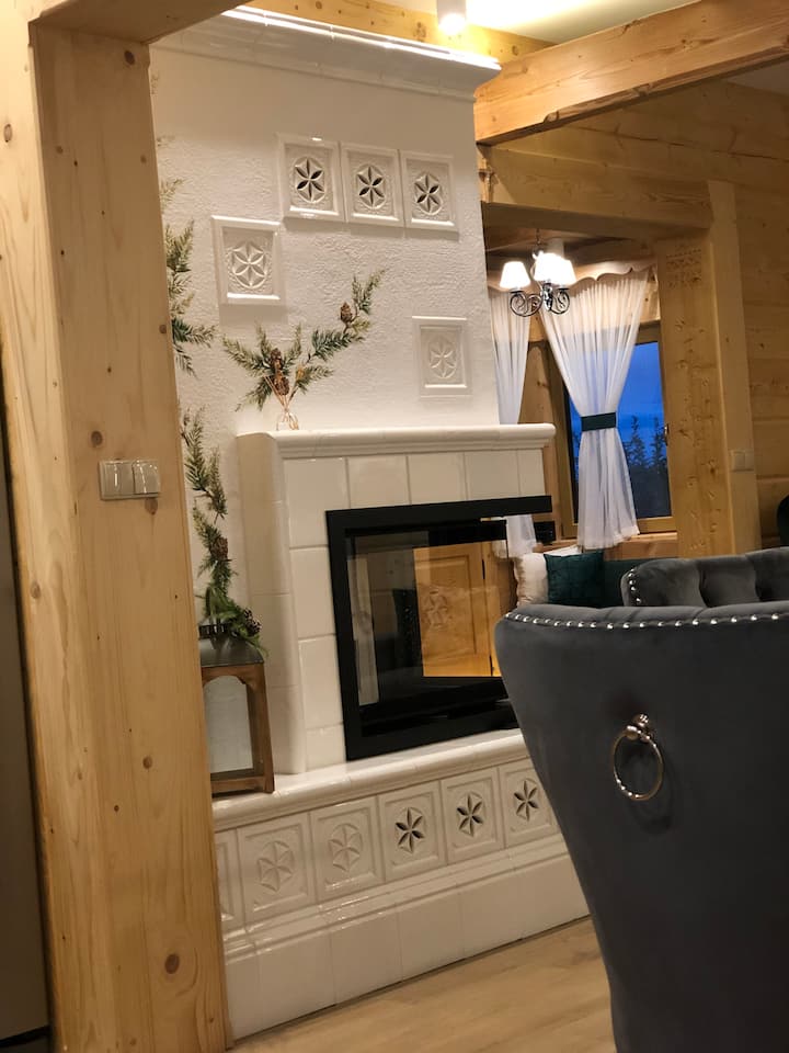 时尚的白色瓷砖壁炉，非常适合漫长的冬夜。