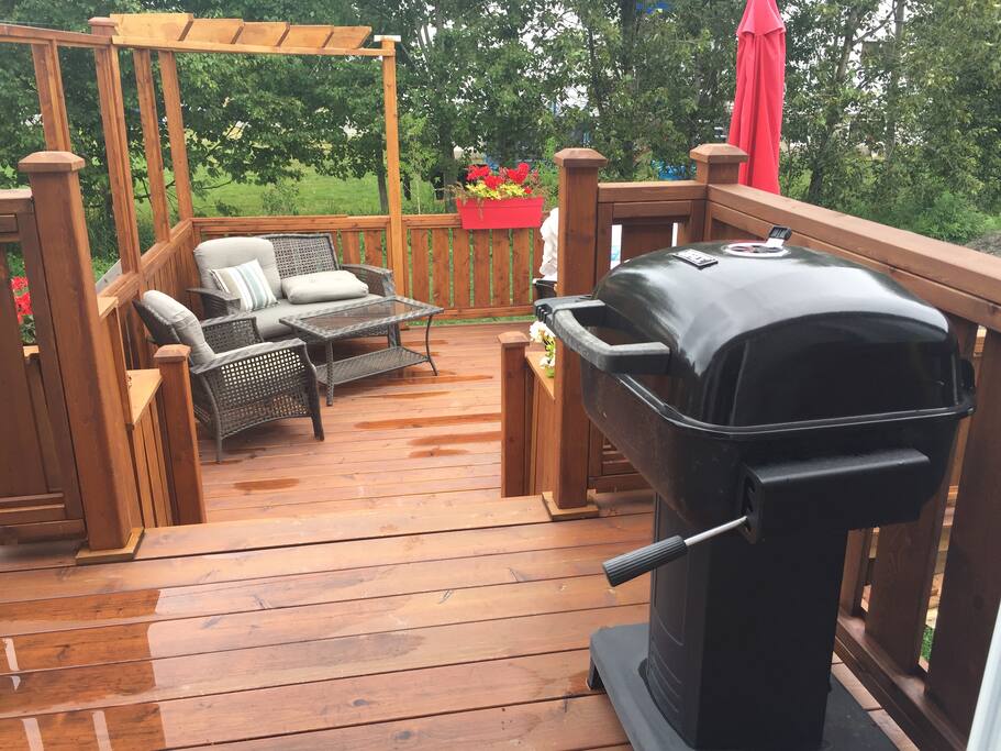 Grande terrasse intime avec BBQ au charbon