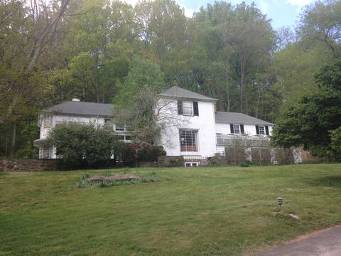 Large Estate: Pool, Game Room Upscale Neighborhood