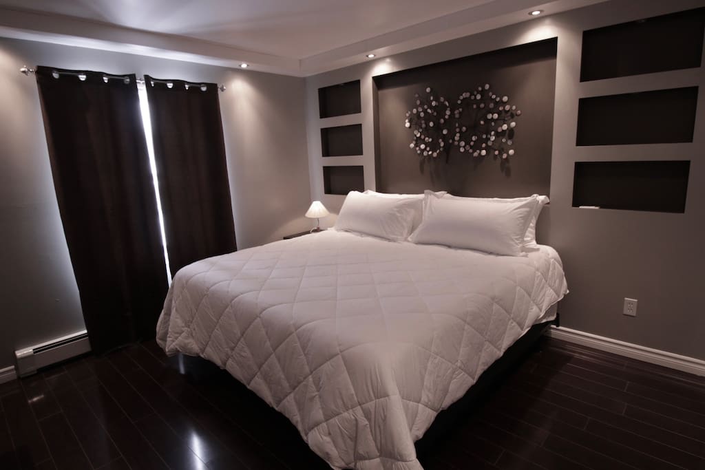 Master bedroom (king size bed)