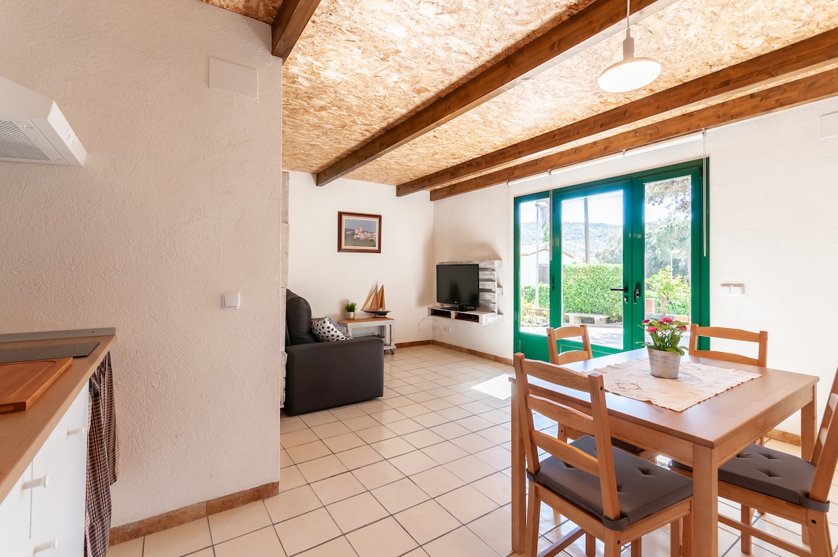Anuncio de Airbnb popular: Can Martí. Cozy studio with a pool. en Calonge I Sant Antoni