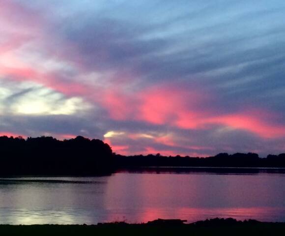 Metro Area Lakeshore home gallery image 2