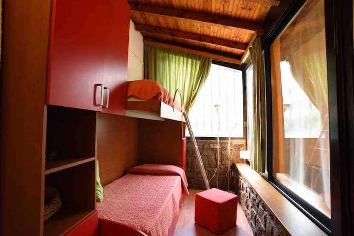 Dormitorio con cómoda cama en el castillo