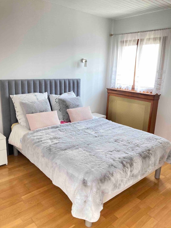 ชั้นบนมีเตียงคู่ขนาด 140 x 200 ซม. ที่สะดวกสบายพร้อมเบาะรองนั่งและผ้าห่มที่นุ่มและอบอุ่นมาก 