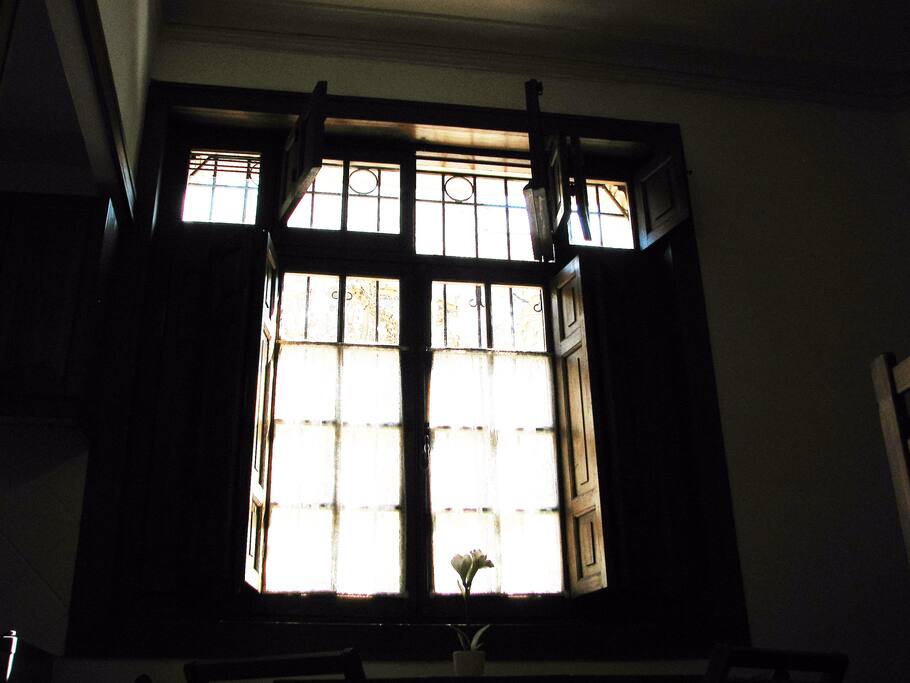 Las amplias ventanas son de madera talladas del año 1900 que permiten que las habitaciones sean iluminadas.
