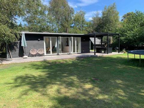 Modern child-friendly house 250 m from the beach