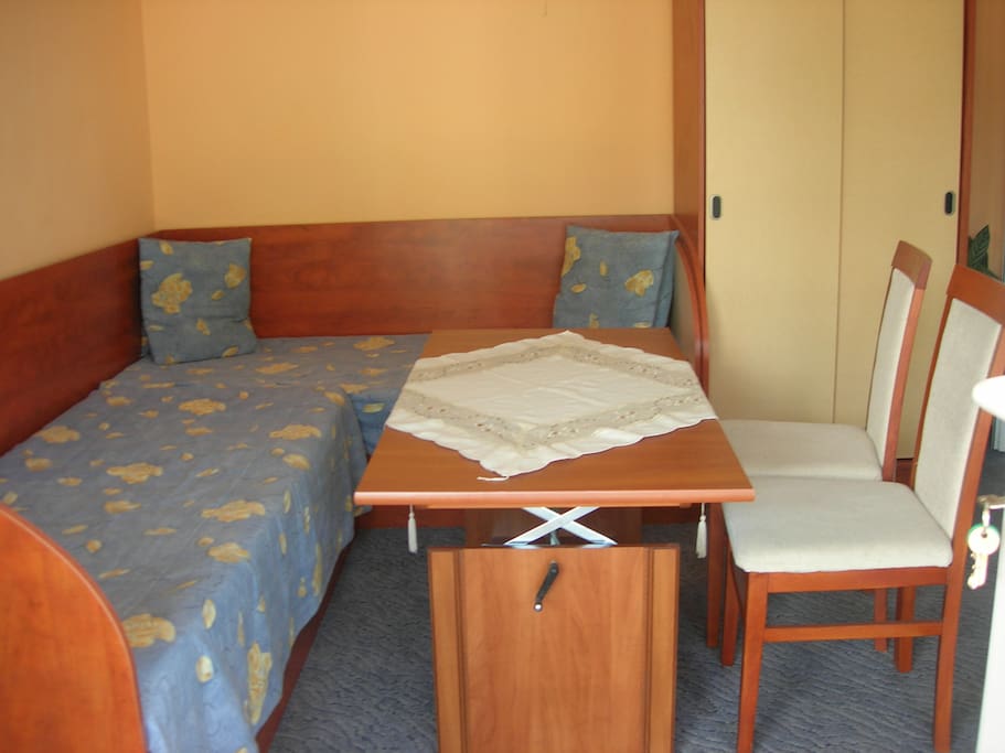 Blue room for emotional balance .
Offers 2 corner beds, wardrobe, desk, internet, cable TV, large terrace with seasonal furniture.
Can be used as a living room of the apartment or bedroom for children