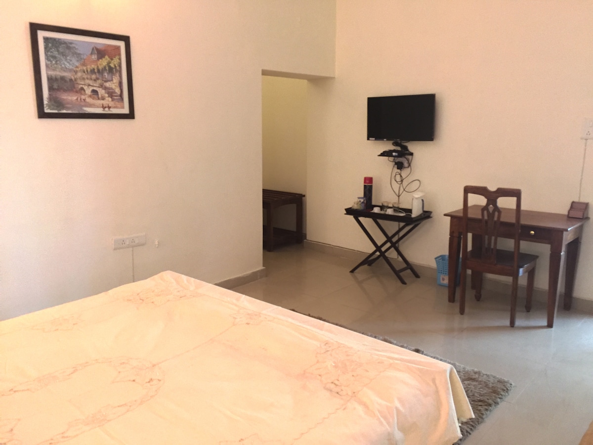 Izba s manželskou posteľou a usporiadaním kávy