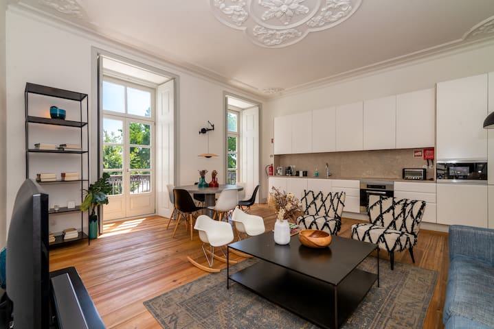 Unique 2 Bdr Apt Sea View @ Baixa Alfama B gallery image 3