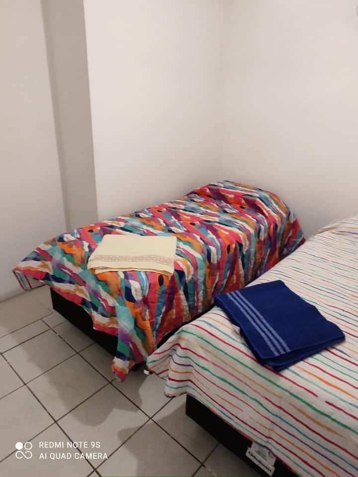 Soba sva dva jednostruka kreveta.