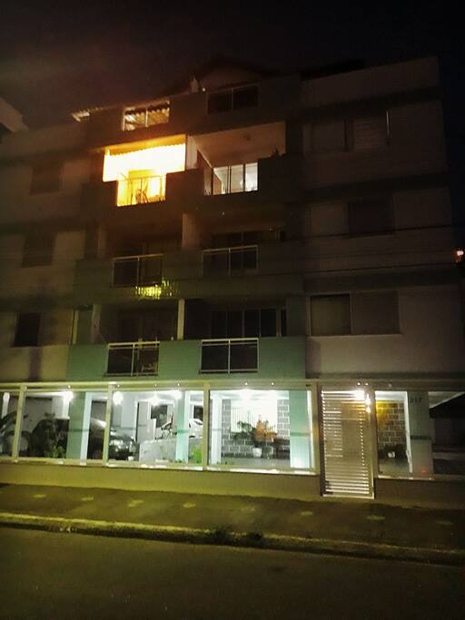 Fachada do prédio iluminada