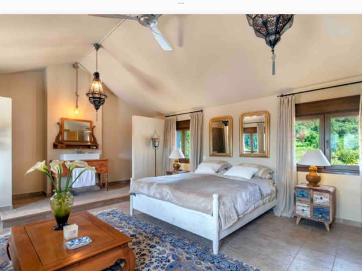 Dormitorio superior tamaño king con ducha grande a ras del suelo y WC . Nuevo televisor inteligente de 55 cm.
Persianas automáticas para un apagón total.
Gran ventilador cómodo en el techo en los días calurosos.
Habitación muy privada,separada de los otros 3 dormitorios en la planta baja. 
Airco/bomba de calor 