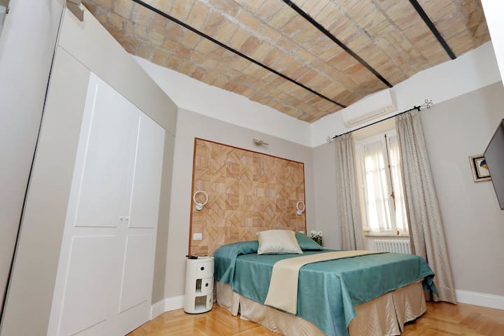 The elegant nest at the Colosseum for 4 people