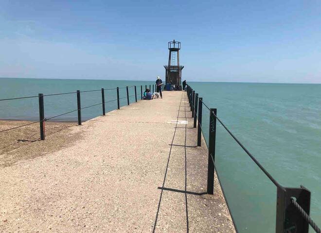 Loyola & Lake -3br/2bth close to the Lake & Loyola gallery image 4