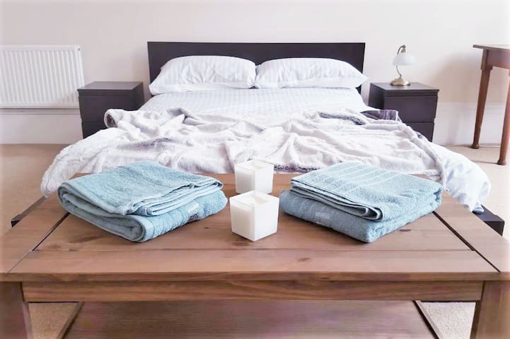 Central Cosy Georgian Double Bedroom near station