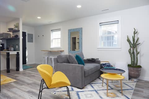 Top Airbnb: Private Guesthouse in a Quiet Neighborhood. in Greensboro