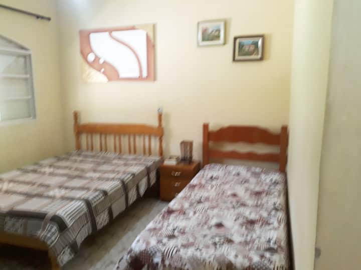 בכל החדרים יש מיטות זוגיות ומיטות יחיד...