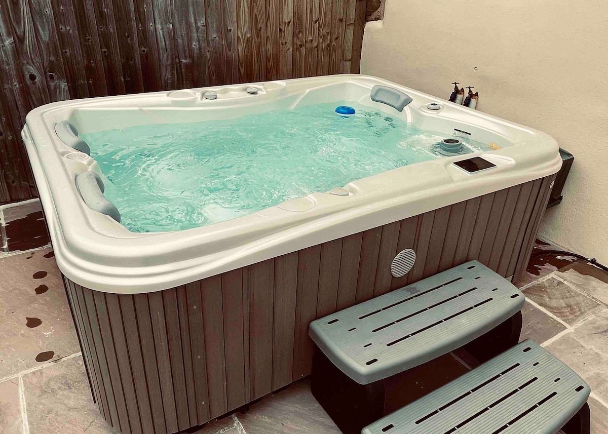 Holiday cottages with a hot tub in the United Kingdom | Airbnb