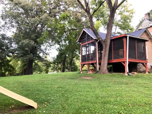 Large house, huge yard, 5 bedrooms gallery image 5