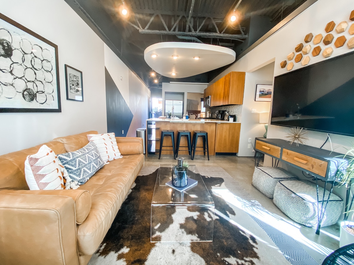 Delightful + Exquisite Loft on 6th Street - Walk Downtown