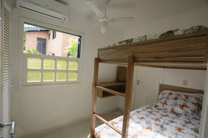 3号套房，配有空调和风扇