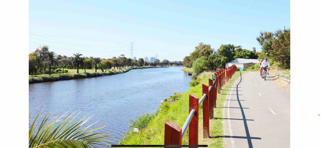 Hillside Retreat with CBD and River Views gallery image 3