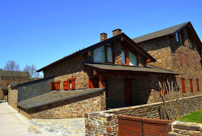 Semi-detached house with large garden in Fontanals gallery image 2