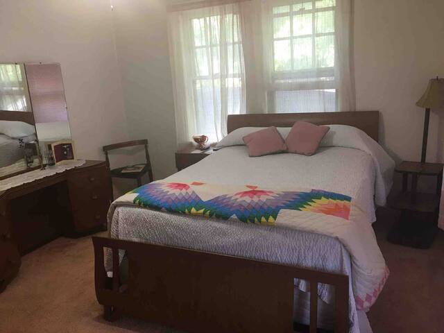 Cozy, Comfortable, Convenient! (1 bed)