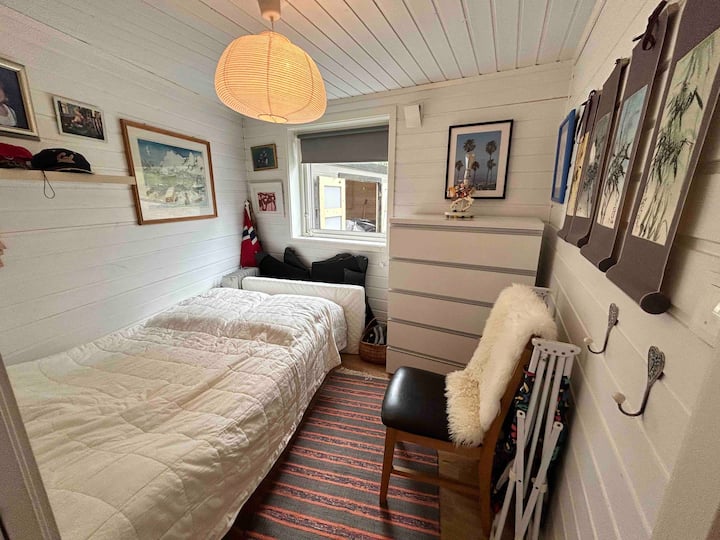 所有床上用品都放在客房的梳妆台里。