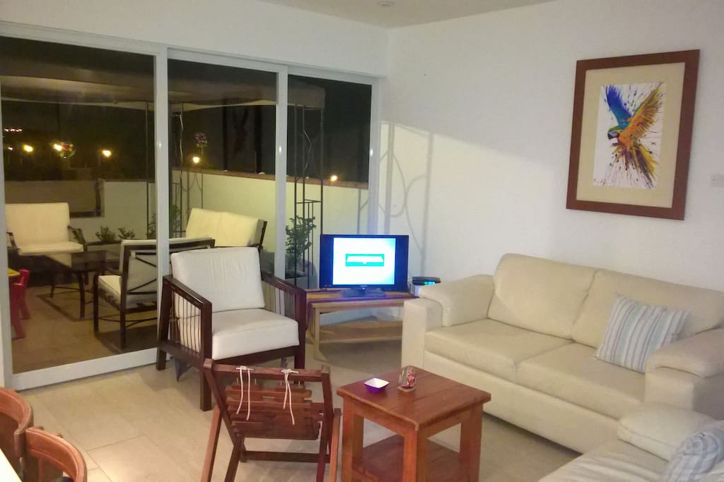 Sala con vista a terraza. Foto nocturna.