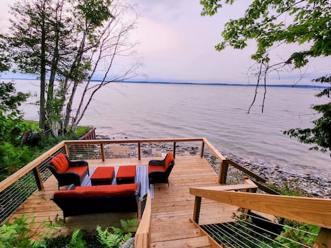 Private lake access, large deck, kids playroom