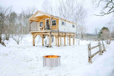 Lovers Honey Pond Treehouse with hot tub & sauna