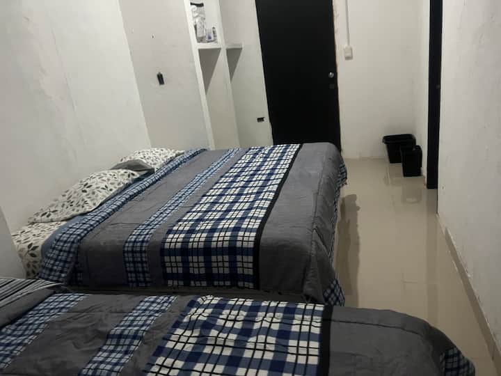 Camera da letto #2
1 letto matrimoniale grande
1 letto matrimoniale
1 bagno completo
  