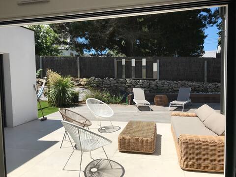 Quiet architect-designed villa 50 m from the beaches