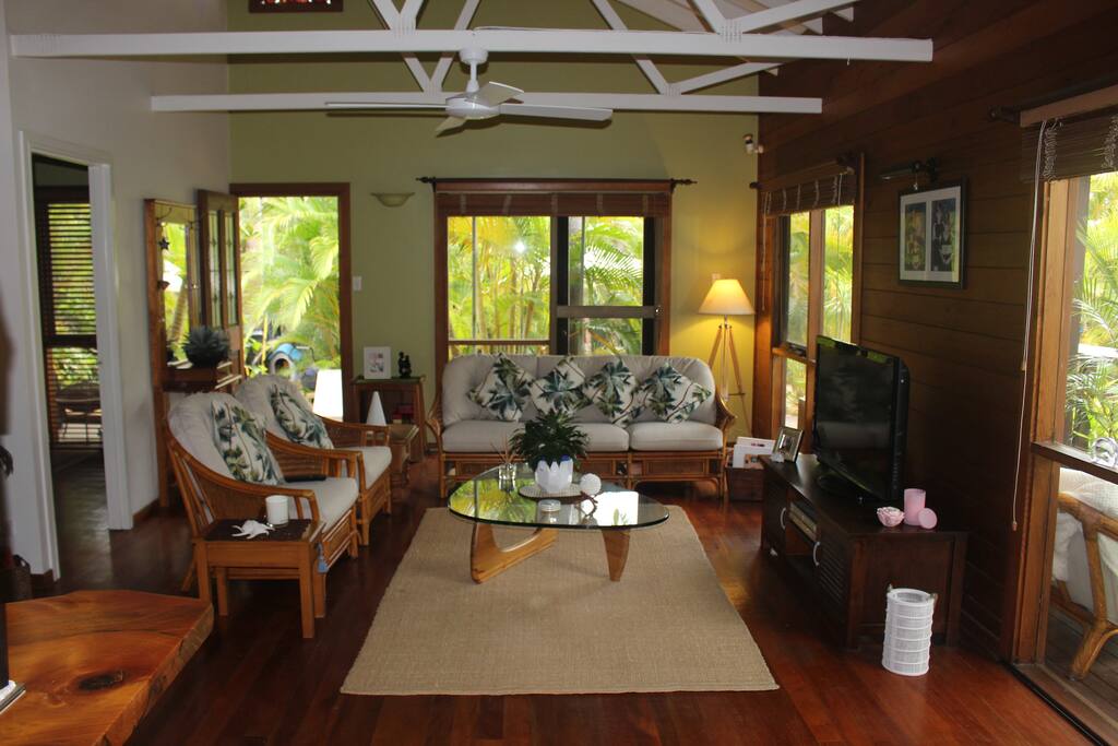Lounge room high ceiling/fan