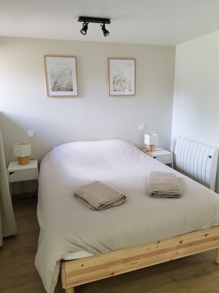 Spavaća soba s novim krevetom dimenzija 140 x 200 kreveta, posteljinom i ručnicima. 