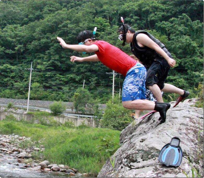 펜션앞 계곡에서
다이빙하는 모습
