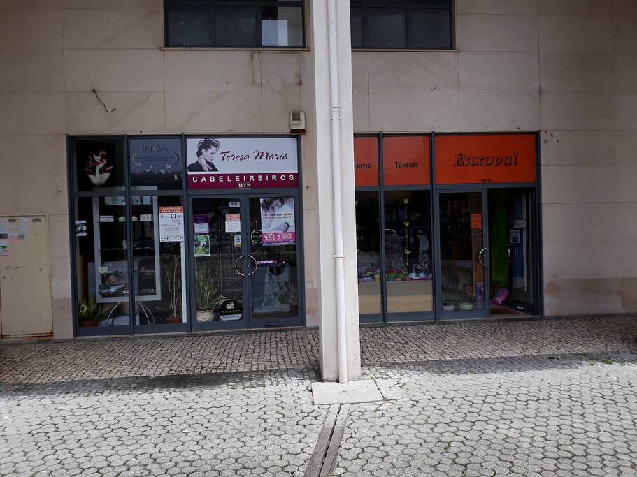 em 2 minutos centro comercial com café, famarcia , salão de cabelereiro